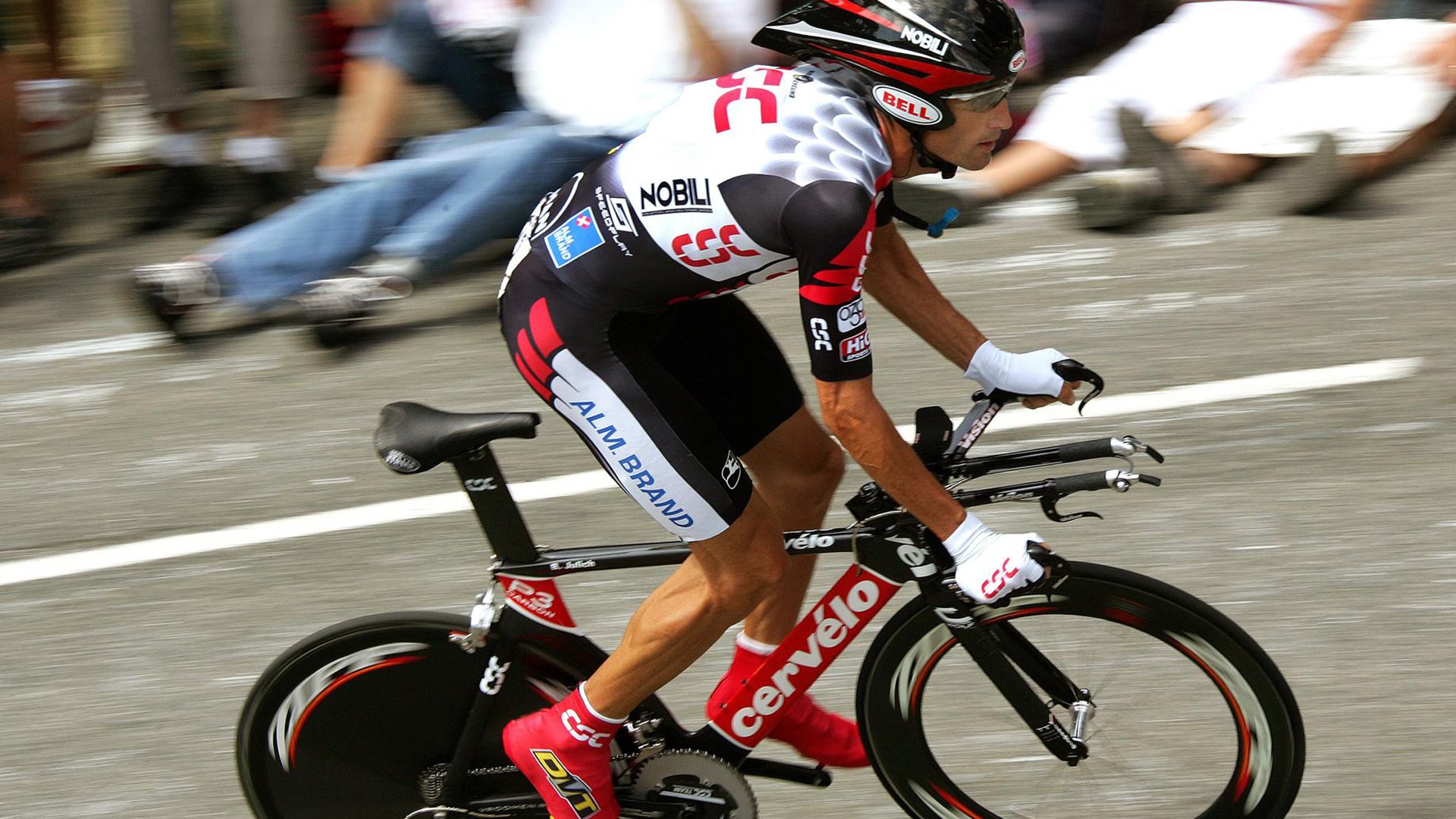 极限单车攀爬赛：城市障碍的智慧突破，极限自行车比赛视频